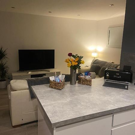Spacious One Bedroom Ground Floor Apartment ハロゲート エクステリア 写真