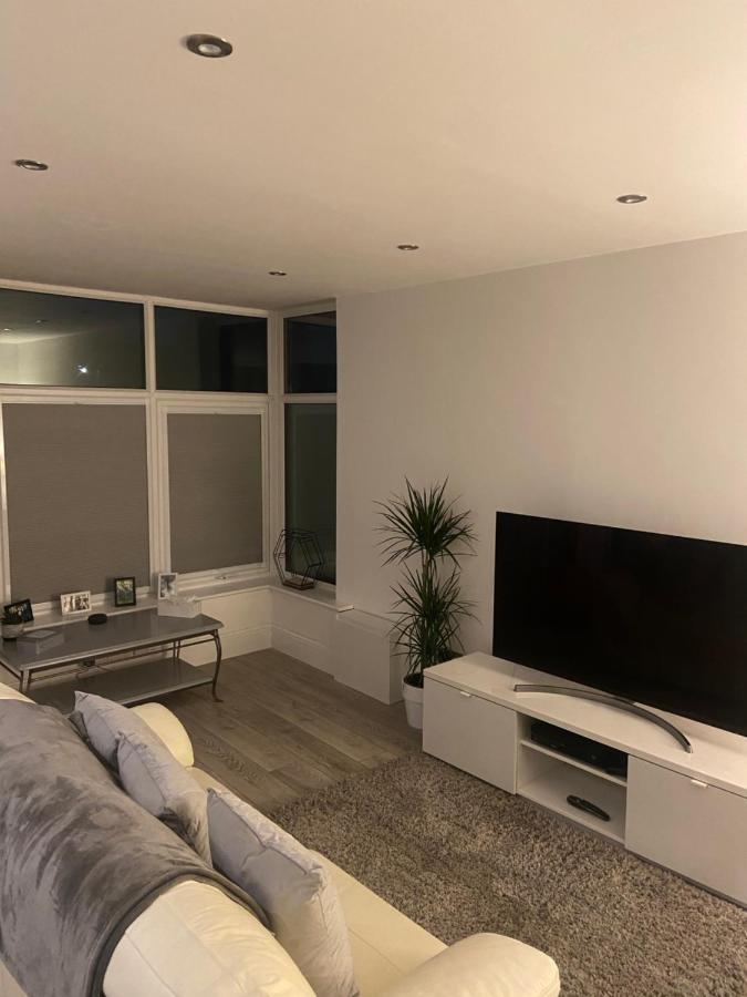 Spacious One Bedroom Ground Floor Apartment ハロゲート エクステリア 写真