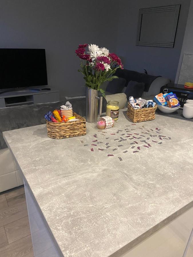 Spacious One Bedroom Ground Floor Apartment ハロゲート エクステリア 写真