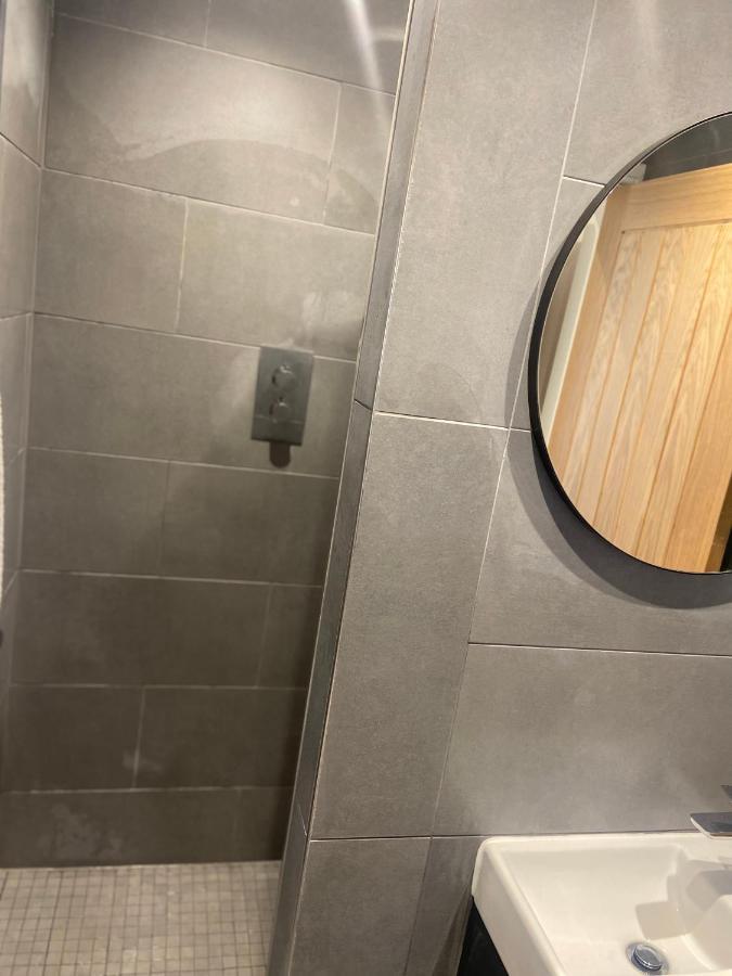 Spacious One Bedroom Ground Floor Apartment ハロゲート エクステリア 写真