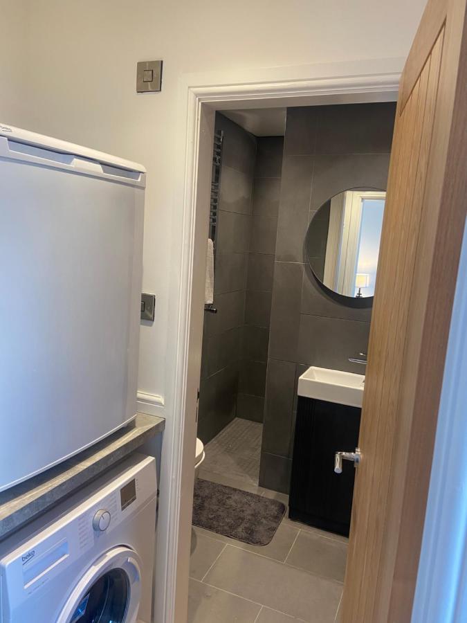Spacious One Bedroom Ground Floor Apartment ハロゲート エクステリア 写真