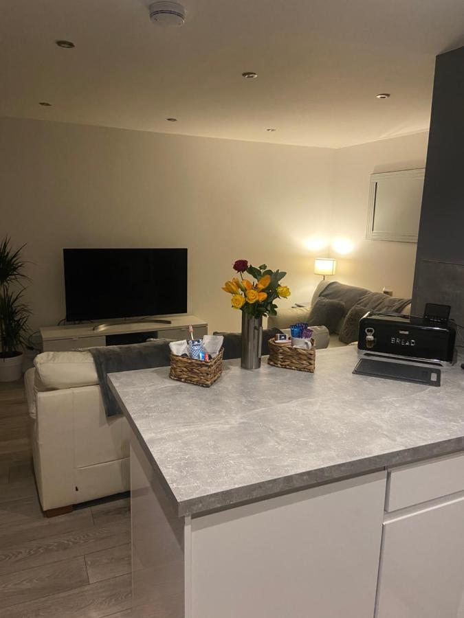 Spacious One Bedroom Ground Floor Apartment ハロゲート エクステリア 写真